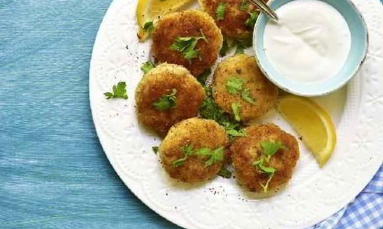 Рецепт рыбных фрикаделек с майонезным соусом и кресс-салатом
