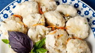 Рыбные фрикадельки в соусе с корнишонами по-польски