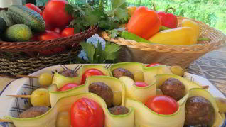 Шашлычки-фрикадельки в ленточках из цукини