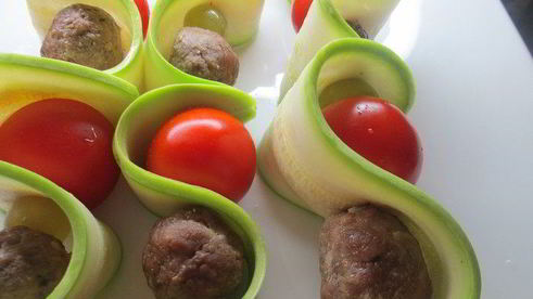 шашлычки-фрикадельки в ленточках из цукини