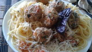 Спагетти с фрикадельками из шпината и цукини