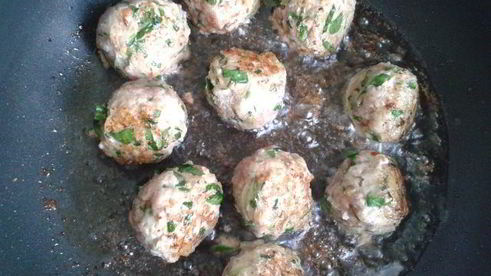 спагетти с фрикадельками из шпината и цукини