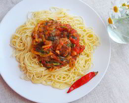 Спагетти с мясными фрикадельками в овощном соусе