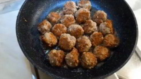 спагетти с мясными фрикадельками в овощном соусе