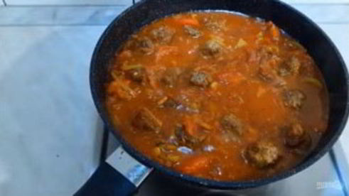 спагетти с мясными фрикадельками в овощном соусе