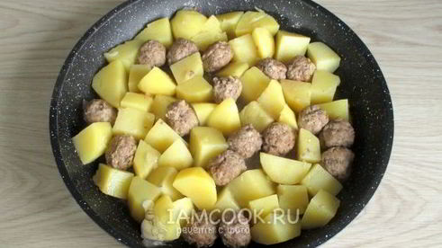 тушеная картошка с фрикадельками