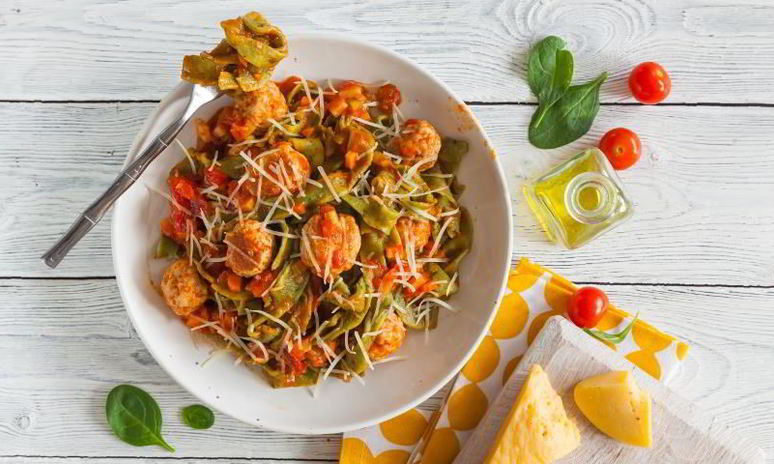 Рецепт зеленых тальятелле с фрикадельками