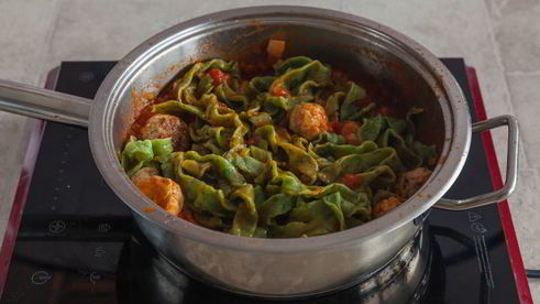 зеленые тальятелле с фрикадельками