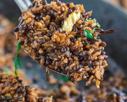 Чечевица черная на сковороде