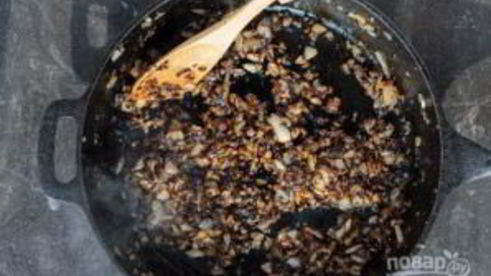 чечевица черная на сковороде