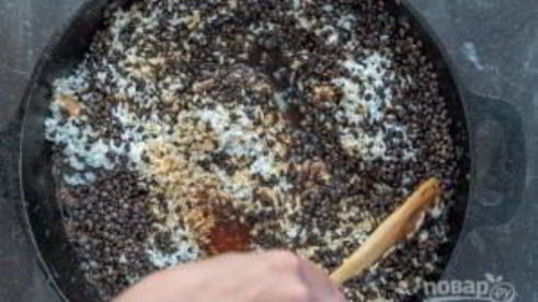 чечевица черная на сковороде