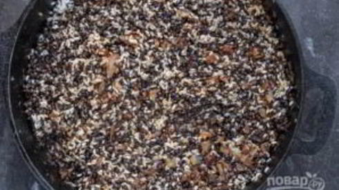 чечевица черная на сковороде