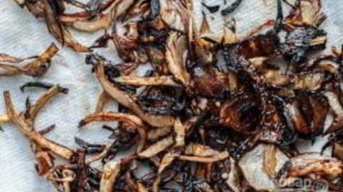 чечевица черная на сковороде