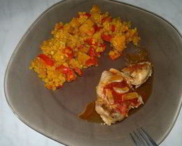 Чечевица со сладкими овощами, куриные бедра с томатами и чесноком