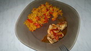 Чечевица со сладкими овощами, куриные бедра с томатами и чесноком