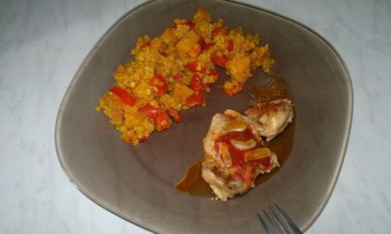 Рецепт чечевицы со сладкими овощами, куриные бедра с томатами и чесноком