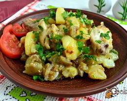 Картофель с куриными крылышками и баклажанами на сковороде