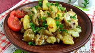 Картофель с куриными крылышками и баклажанами на сковороде