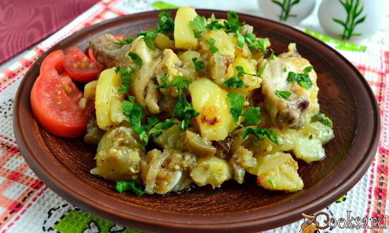 Рецепт картофеля с куриными крылышками и баклажанами на сковороде
