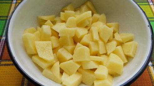 картофель с куриными крылышками и баклажанами на сковороде