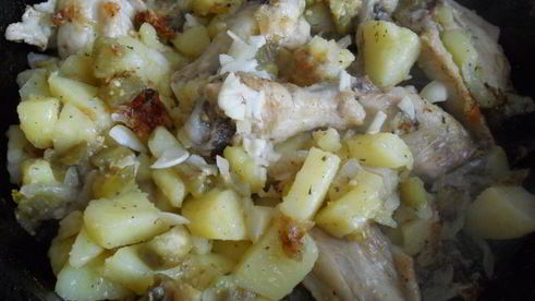 картофель с куриными крылышками и баклажанами на сковороде