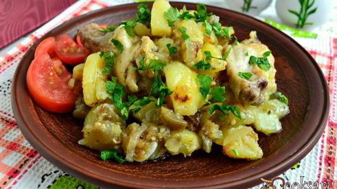 картофель с куриными крылышками и баклажанами на сковороде