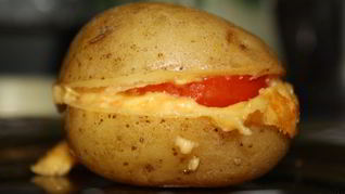 Картофель с сыром и помидорами