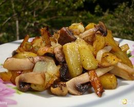 Картофель, жаренный с грибами и луком
