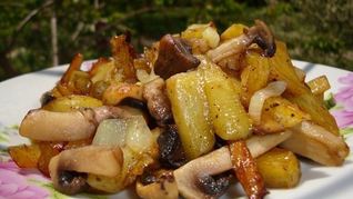 Картофель, жаренный с грибами и луком