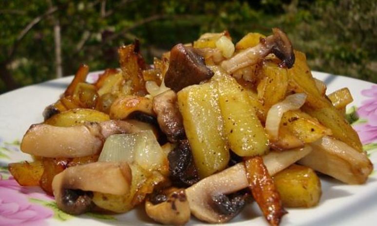 Рецепт картофеля, жаренного с грибами и луком