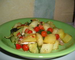 Картофель, жареный с цукини и помидорами черри