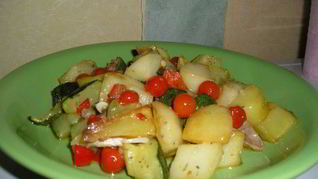 Картофель, жареный с цукини и помидорами черри