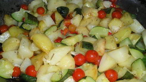 картофель, жареный с цукини и помидорами черри