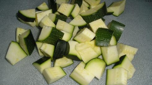 картофель, жареный с цукини и помидорами черри