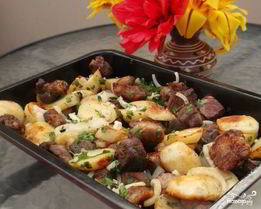 Картошка со свининой в духовке на противне