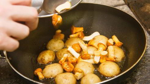 мини-картофель с лисичками