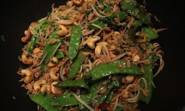 Рецепт острого риса с кешью, шпинатом и зеленым горошком