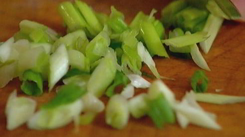 острый рис с кешью, шпинатом и зеленым горошком