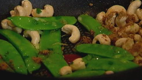 острый рис с кешью, шпинатом и зеленым горошком