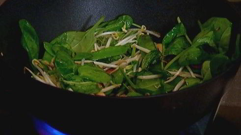 острый рис с кешью, шпинатом и зеленым горошком