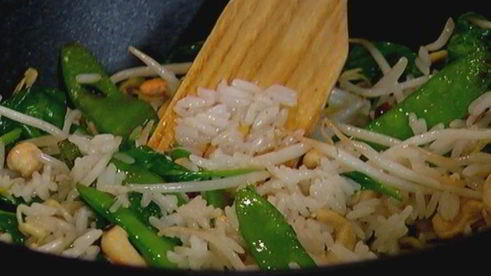 острый рис с кешью, шпинатом и зеленым горошком