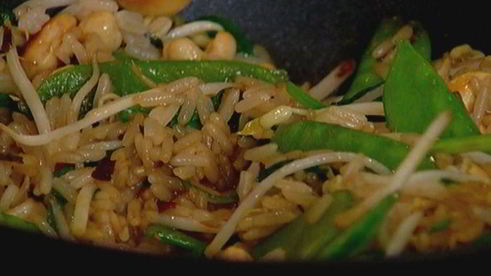 острый рис с кешью, шпинатом и зеленым горошком