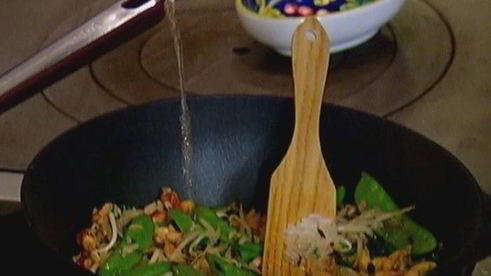 острый рис с кешью, шпинатом и зеленым горошком