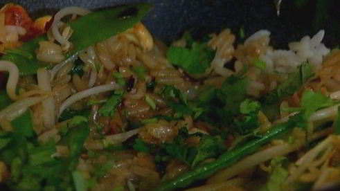 острый рис с кешью, шпинатом и зеленым горошком