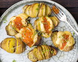 Печеный картофель с голландским соусом и икрой