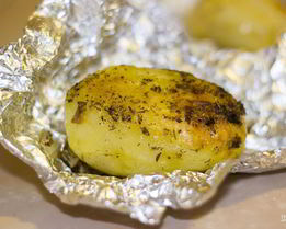 Печеный картофель в фольге в духовке