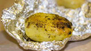 Печеный картофель в фольге в духовке
