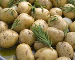 Печеный молодой картофель с розмарином и чесноком