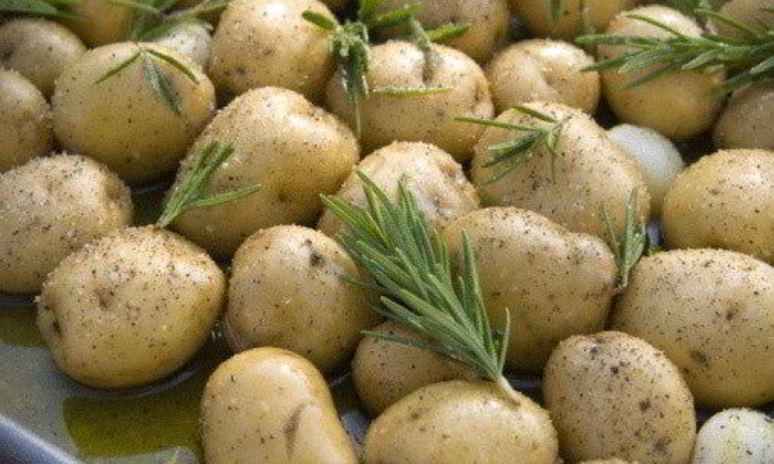 Рецепт печеного молодой картофель с розмарином и чесноком