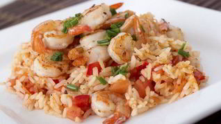 Рис с креветками, зеленым горошком и перцем
